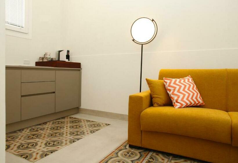 سوئیت جونیور با چشم‌انداز باغ, Versomare Room & Suite