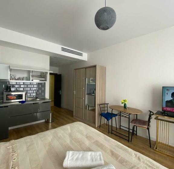 استودیوی سوپریور, Bianca Residential