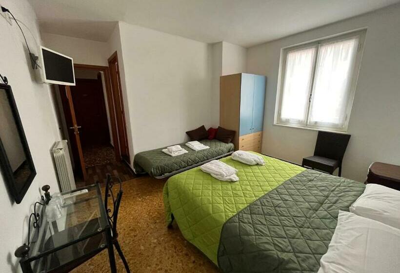 اتاق استاندارد, Yolo Rooms