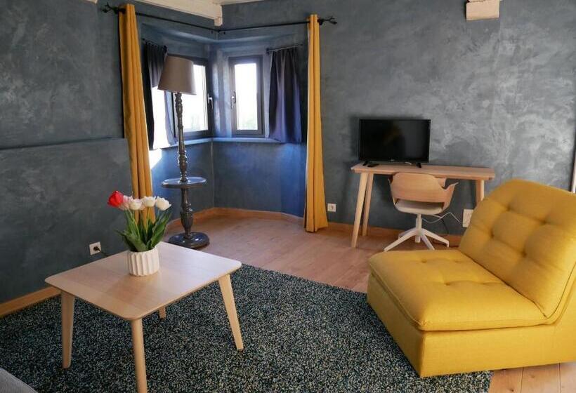 Семейный Номер, Suite De Charme Dans Une Maison Fortifiée Du Xvème Siècle, Entre Nancy Et Metz, Vue Sur La Moselle