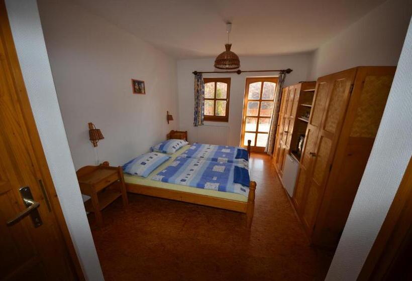 اتاق لوکس با بالکن, Castle House