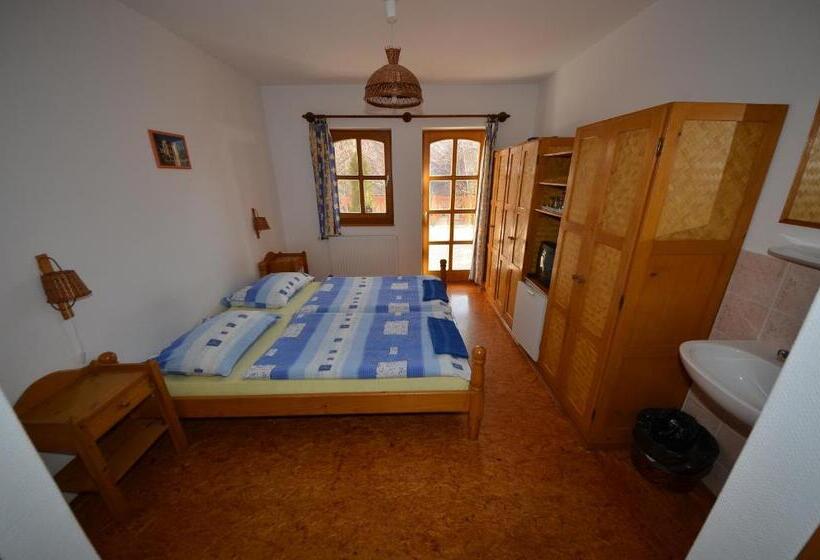 اتاق لوکس با بالکن, Castle House