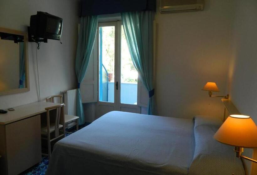Quarto Quadruple Standart com Varanda, Villa Hermosa