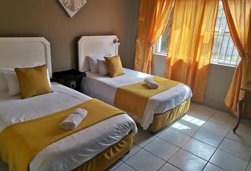 Дом 3 Спальни, Point Village Hotel And Self Catering