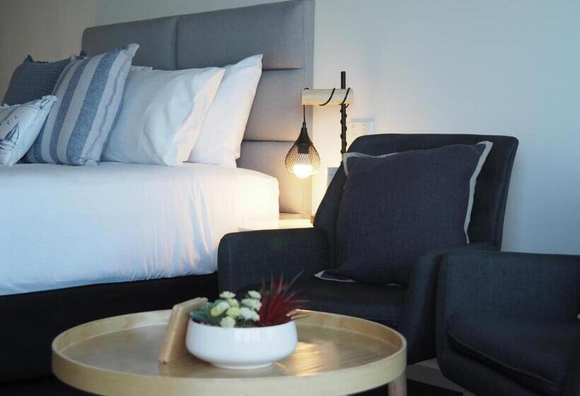 Superior room with lake view, The Esplanade Motel