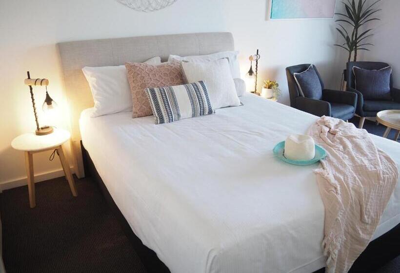 Superior room with lake view, The Esplanade Motel