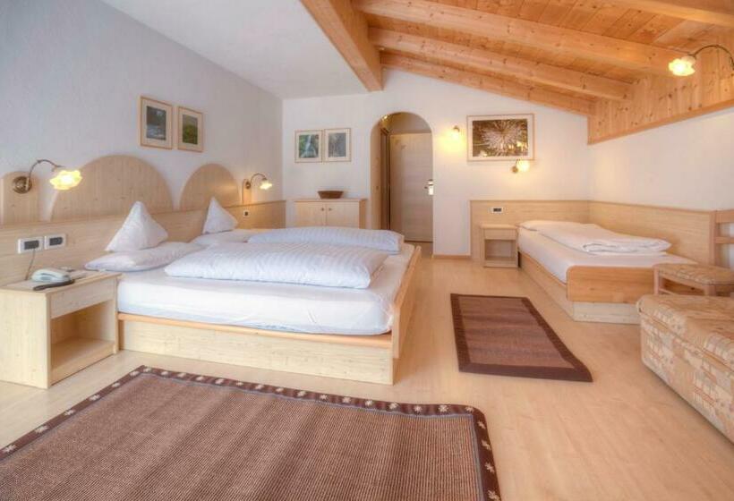 Quarto Triplo Estandar com Sacada, La Stua