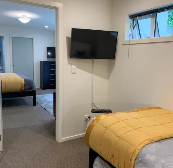 דירת חדר בקומת קרקע, March Apartments
