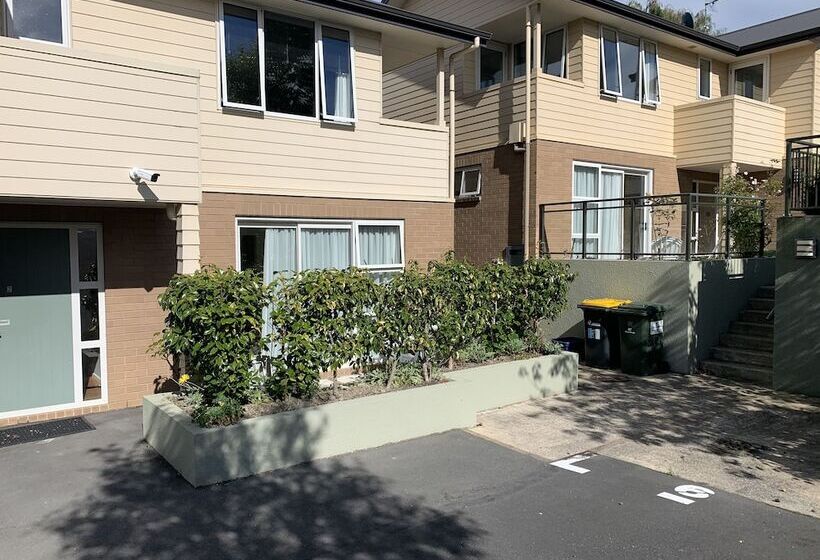 סטודיו נוח, March Apartments