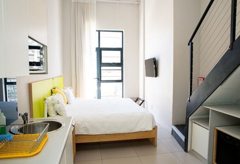 스탠다드 스튜디오, Mojo Hotel & Market