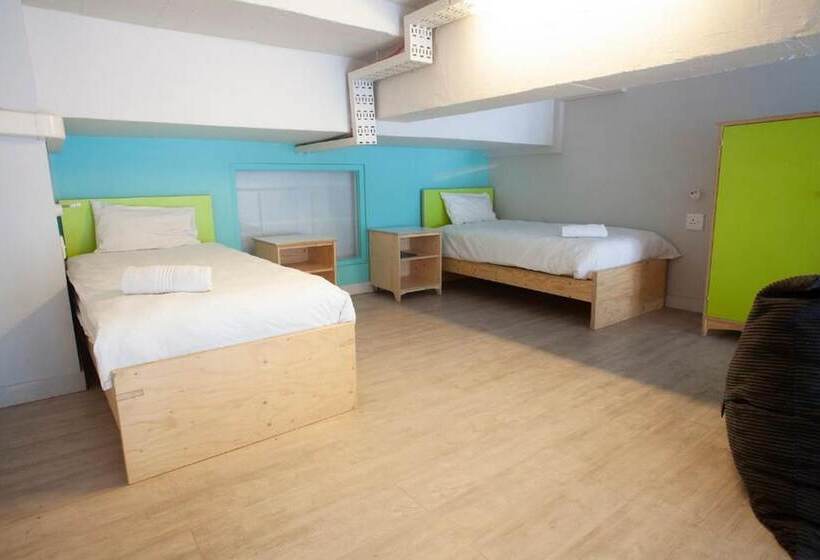 공동 객실, Mojo Hotel & Market