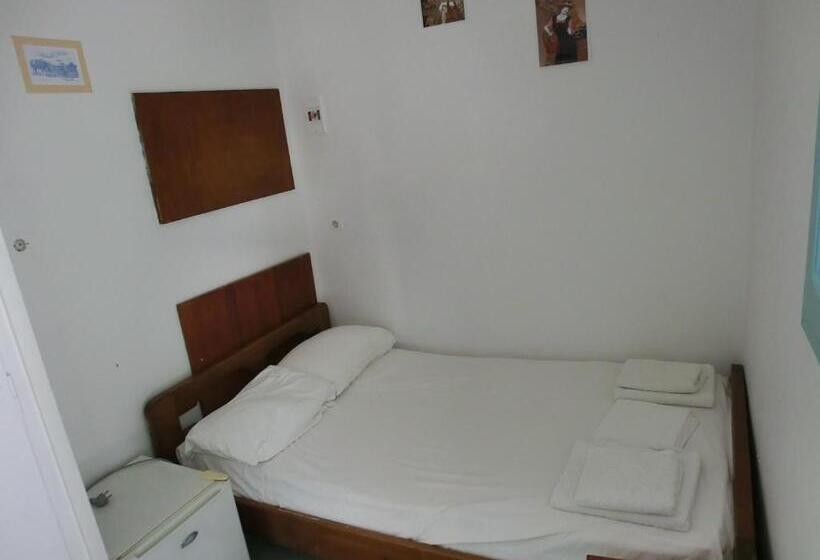 エコノミールーム, Santorini Camping & Hostel