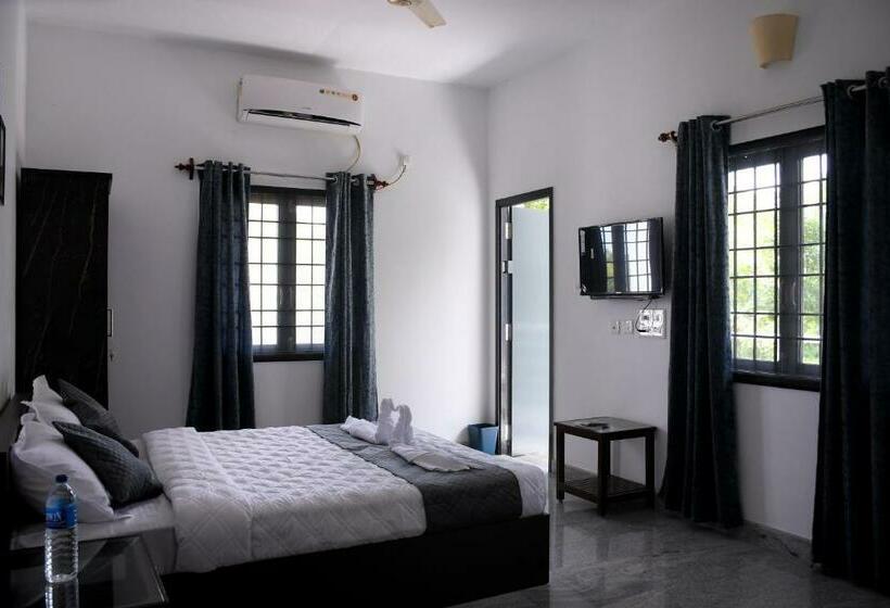 اتاق لوکس با بالکن, Sizzling Inn Pondy