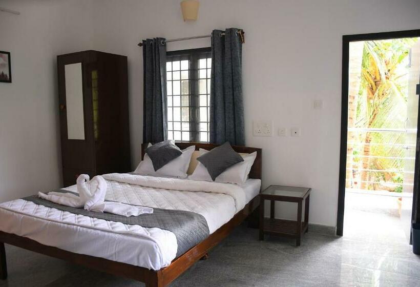 اتاق لوکس با بالکن, Sizzling Inn Pondy