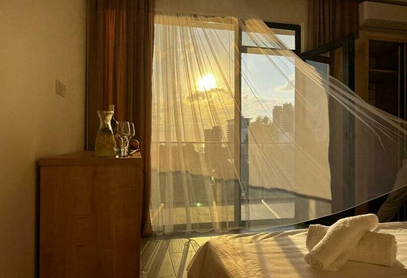 اتاق استاندارد با چشم‌انداز باغ, Heart Hotel Gonio