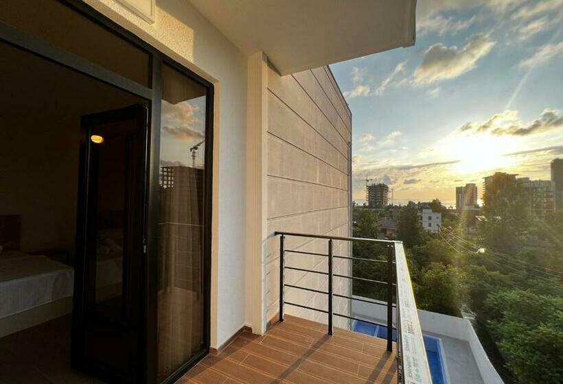 اتاق استاندارد سه تخته با چشم‌انداز, Heart Hotel Gonio