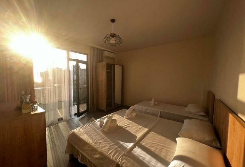 اتاق استاندارد سه تخته با چشم‌انداز, Heart Hotel Gonio
