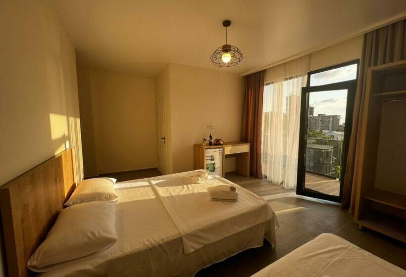 اتاق استاندارد سه نفره, Heart Hotel Gonio
