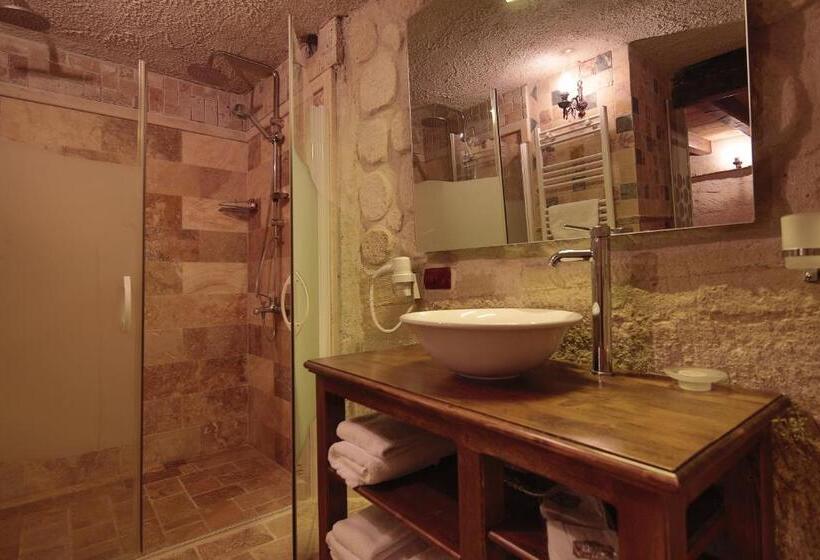 اتاق لوکس سه تخته, Adora Cave Suites