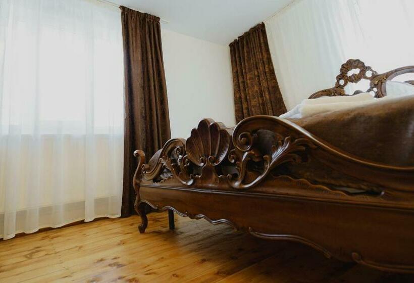 اتاق لوکس, Casa Baronului