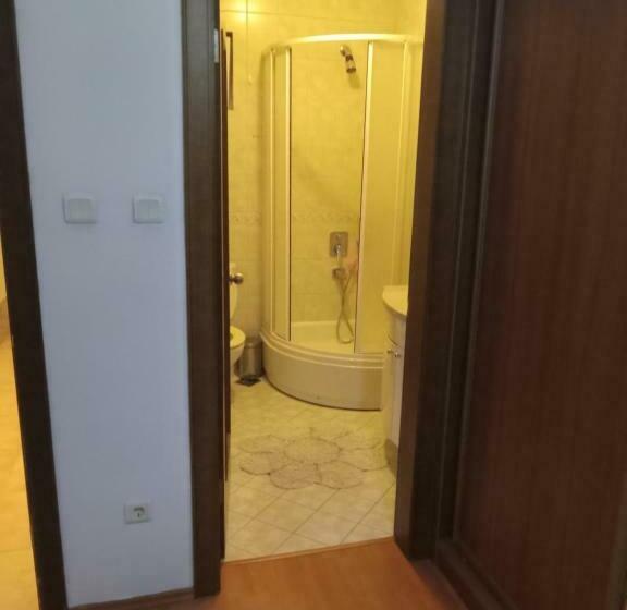 اتاق استاندارد, Family House
