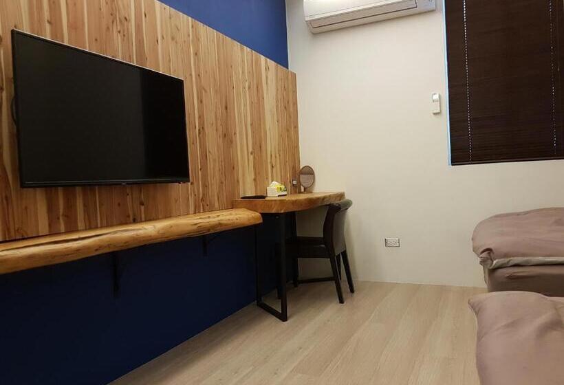 سوییت خانوادگی, Romeo B&b