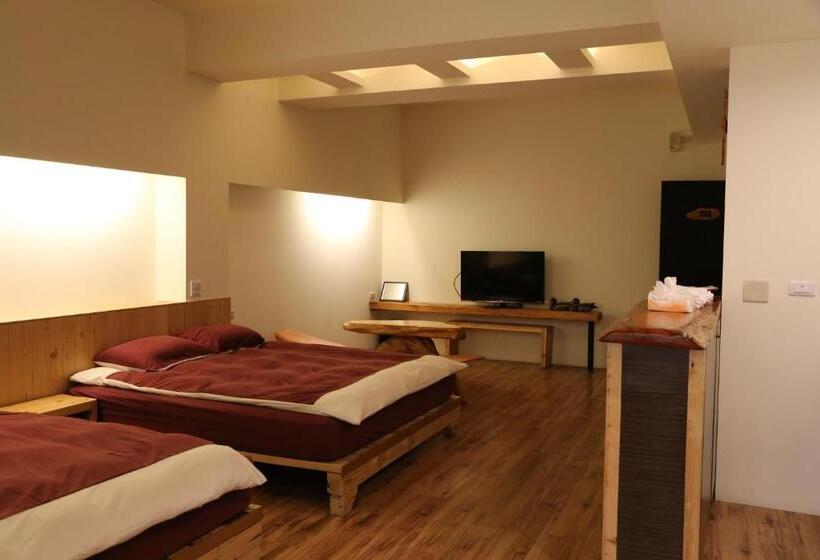 سوییت خانوادگی, Romeo B&b