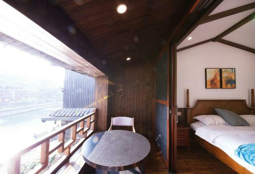 Номер Deluxe с Балконом, Fenghuang Slowly Time Inn