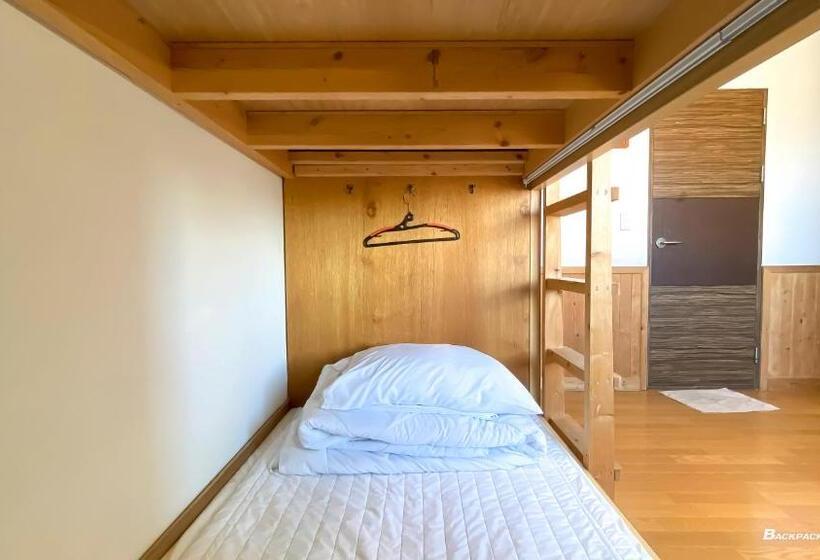 Кровать в Общей Комнате, Backpacker's Home