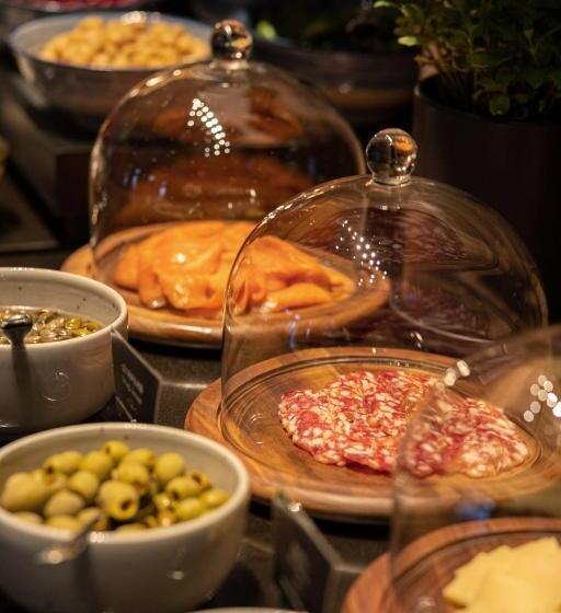 اتاق اجرایی با تخت بزرگ, Four Seasons Hotel Tianjin