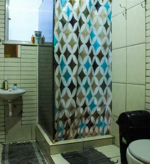 تختخواب در اتاق مشترک, Books Hostel