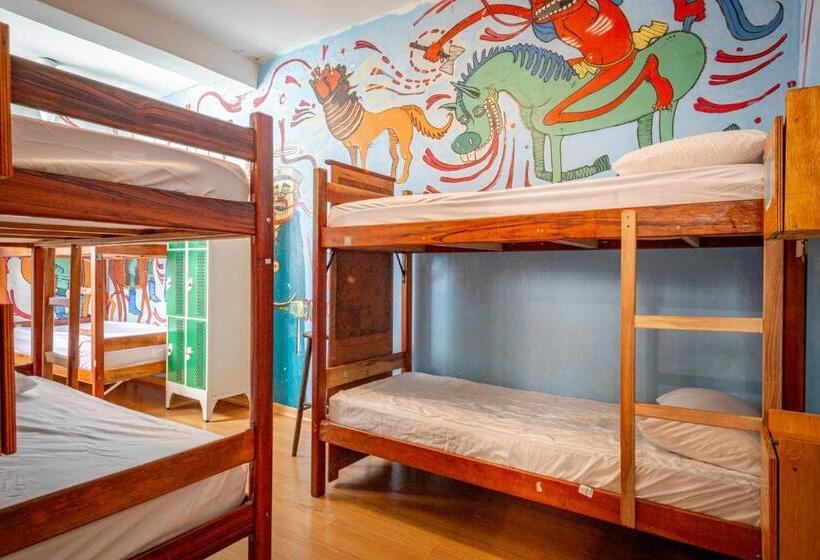 تختخواب در اتاق مشترک, Books Hostel