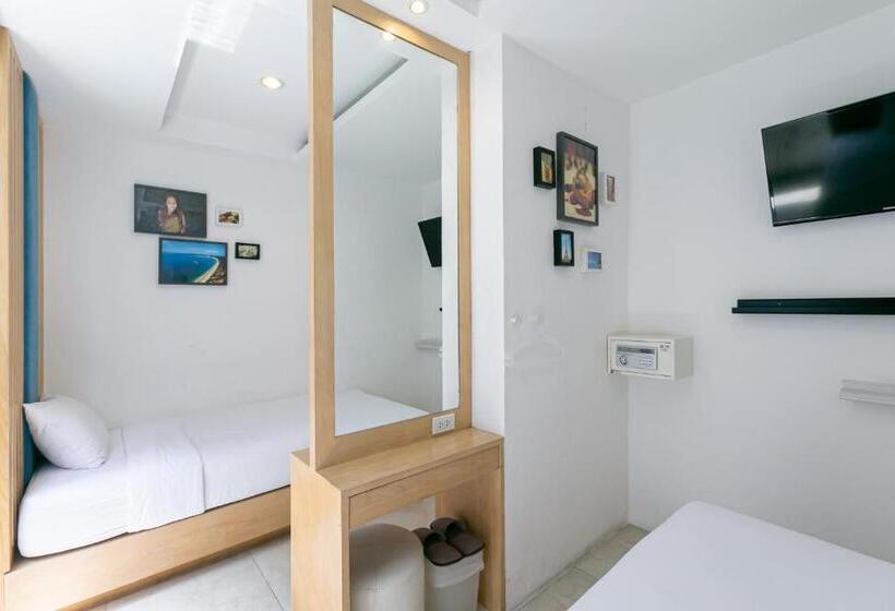 스탠다드 룸 공동 욕실, The Bedrooms Hostel Pattaya