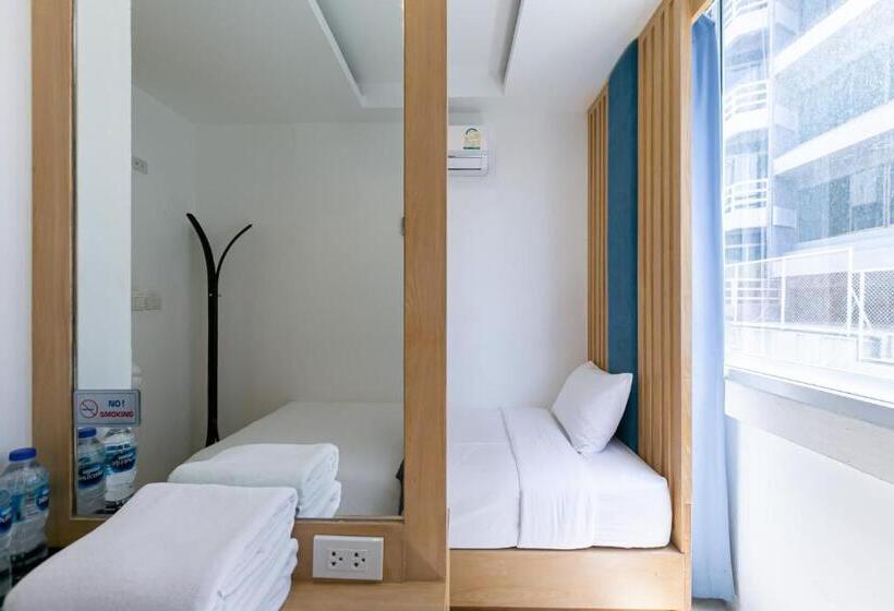 스탠다드 룸 공동 욕실, The Bedrooms Hostel Pattaya
