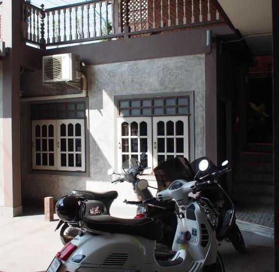 バルコニー付きスタンダードルーム, Chommuang Guest House