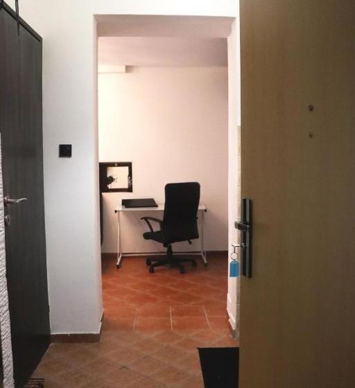 استودیوی استاندارد, Hostel Karavan Inn