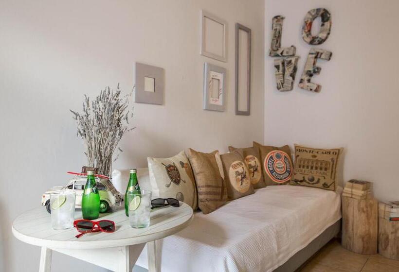 Quarto Estandar Primeiro Andar, Amymone And Adiandi