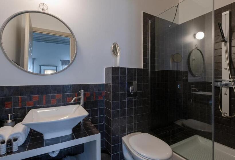 Quarto Superior com Sacada, Amymone And Adiandi
