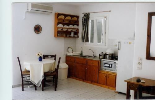 استودیوی استاندارد, Evagelia's Place