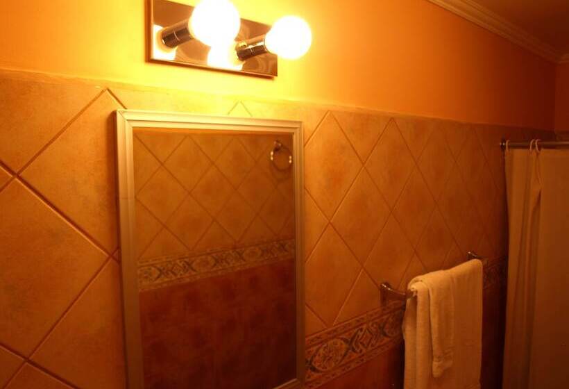 اتاق استاندارد چهار تخته, The Palm House Inn