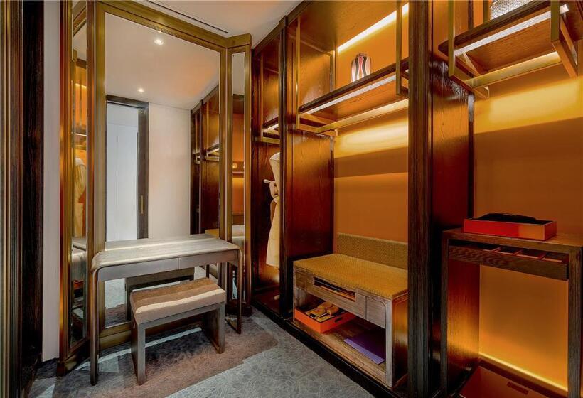 Deluxe room with river view, Hangzhou Jiutai