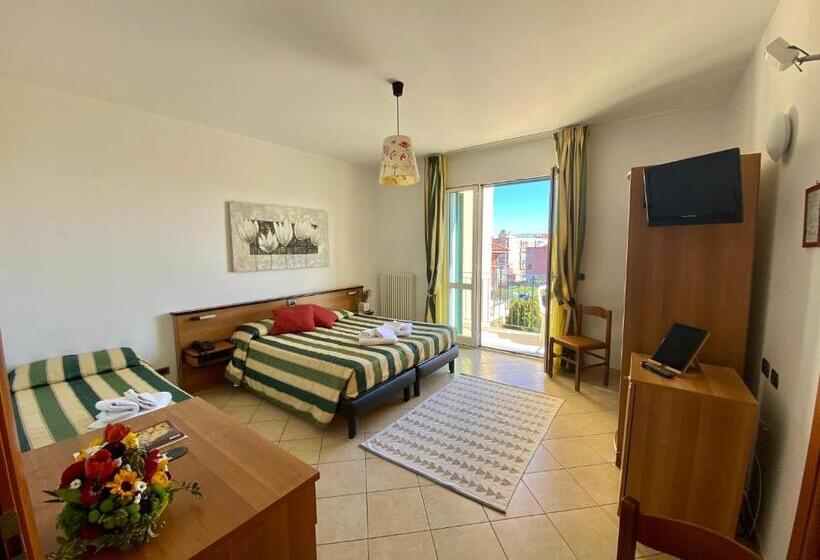 Трехместный Номер Стандарт с Балконом, Albergo Villa Ada