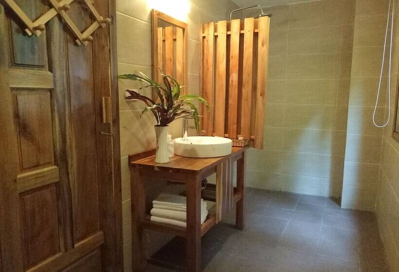 اتاق سه نفره دلوکس با چشم‌انداز باغ, Ancarine Beach Resort