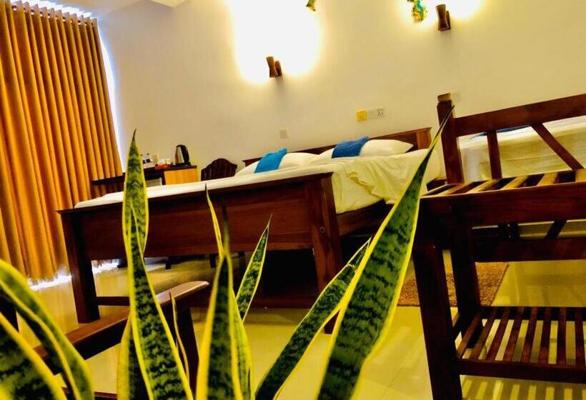 3 Bett Deluxe Zimmer, Mirissa Beach Inn