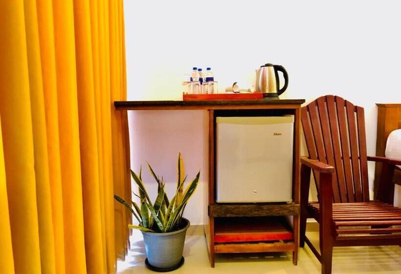 3 Bett Deluxe Zimmer, Mirissa Beach Inn