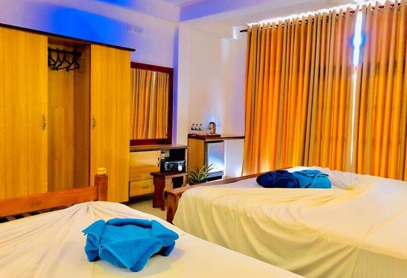 3 Bett Deluxe Zimmer, Mirissa Beach Inn