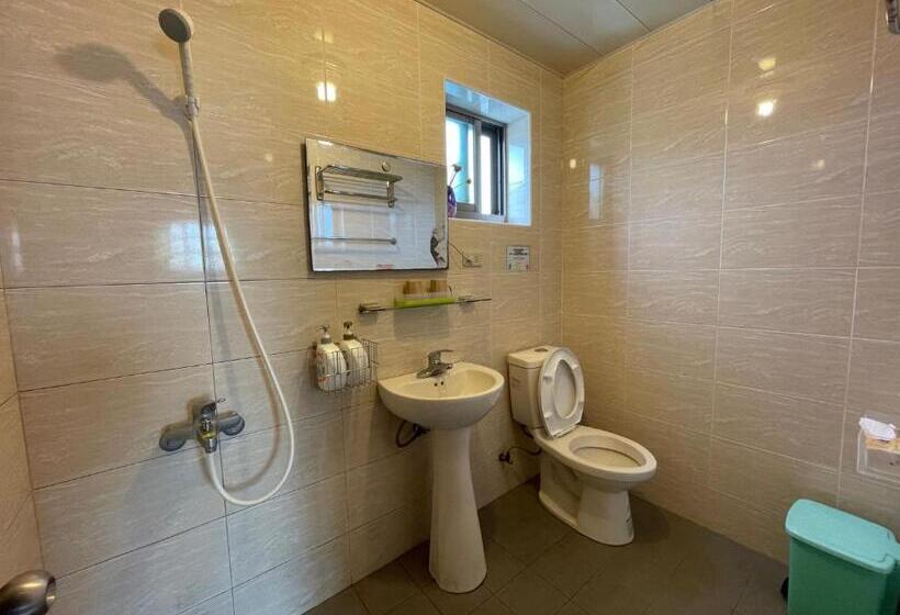 اتاق استاندارد با سرویس بهداشتی مشترک, Linyuan Village