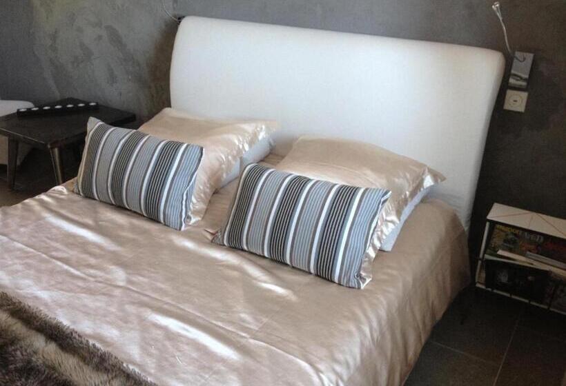 اتاق لوکس با تخت بزرگ, Chambres D'hotes Deluxe Jacuzzi Mas De L'etoile