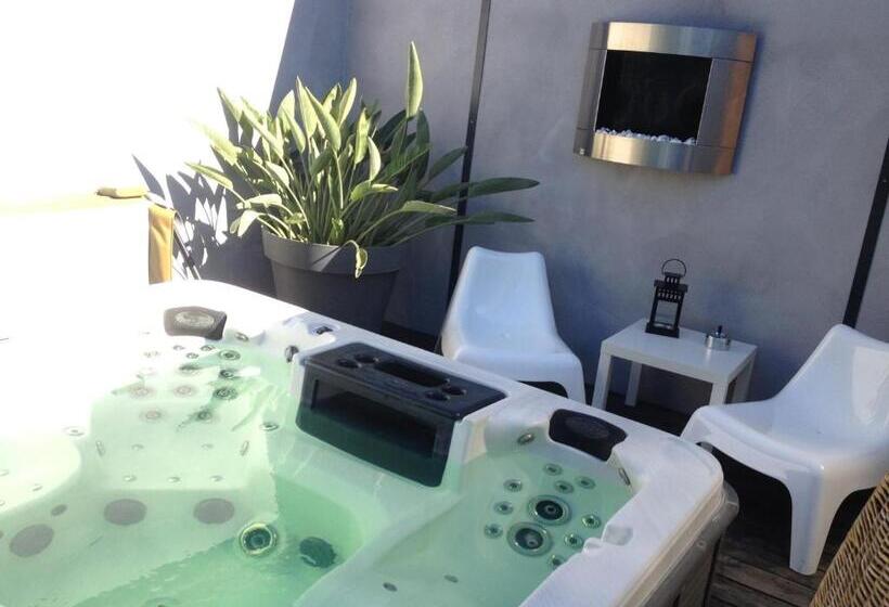 اتاق لوکس با تخت بزرگ, Chambres D'hotes Deluxe Jacuzzi Mas De L'etoile
