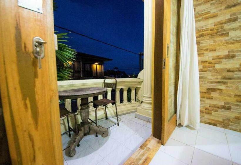 Трехместный Номер Стандарт с Балконом, Clamonic House Nusa Dua